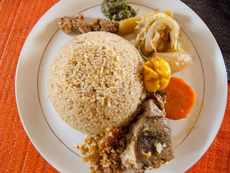 Un piatto di ceebu jën da Le Pointe E a Dakar, Senegal.